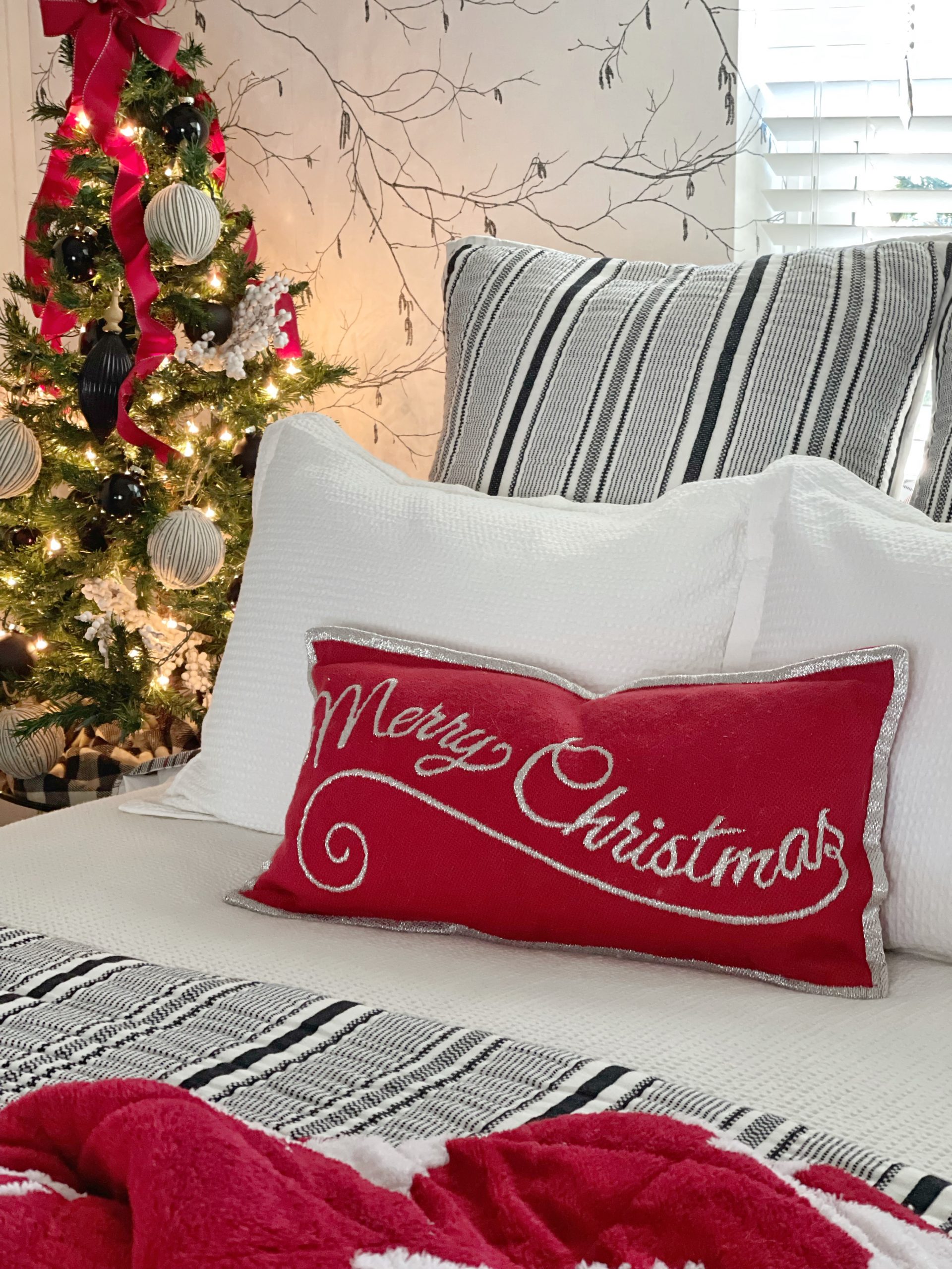 How To Create A Festive And Cozy Christmas Bedroom/Guestroom * Hip & Humble  Style