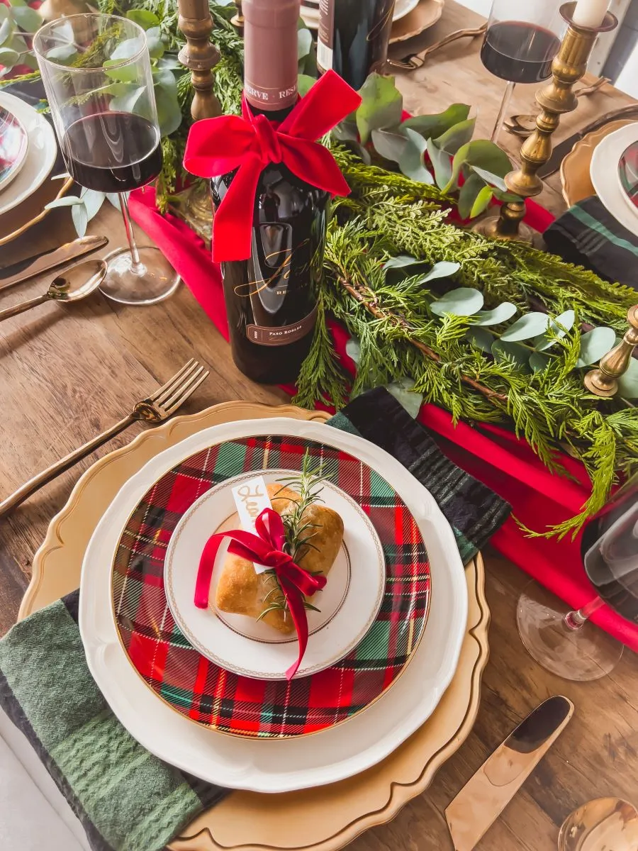 How to Decorate a Beautiful Christmas Table on a Budget -