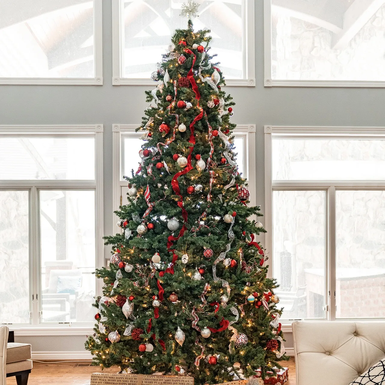How to Decorate an Elegant White and Gold Christmas Tree Like A Pro Christmas  Tree