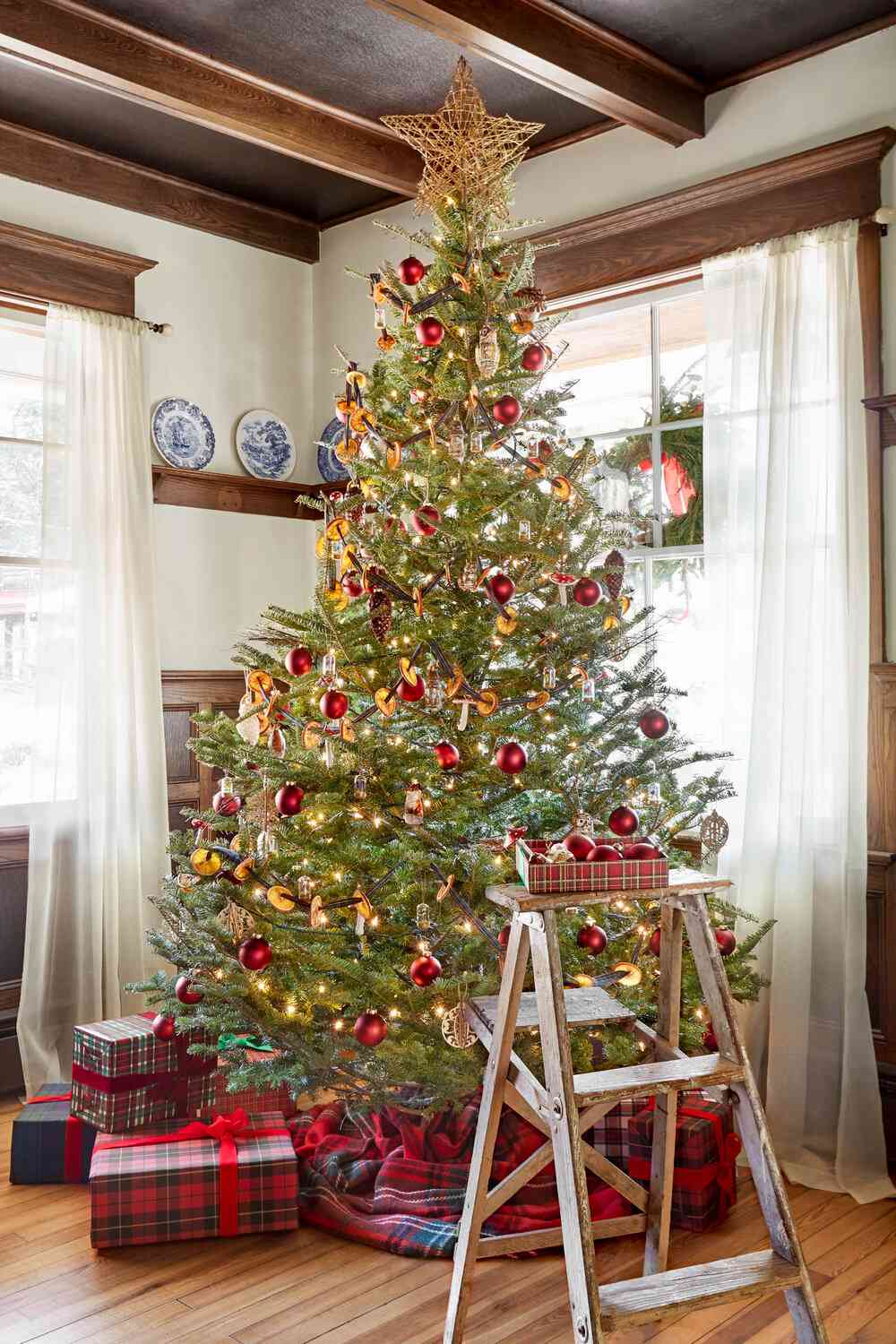 How to Decorate Your Christmas Tree Like a Pro