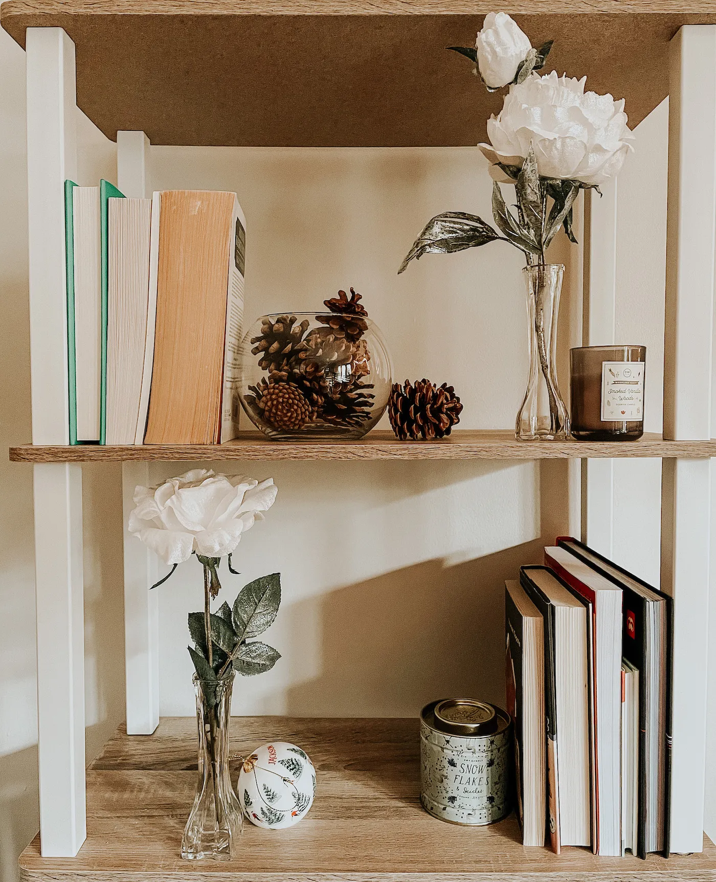 How to Make a Bookshelf Wintery for January