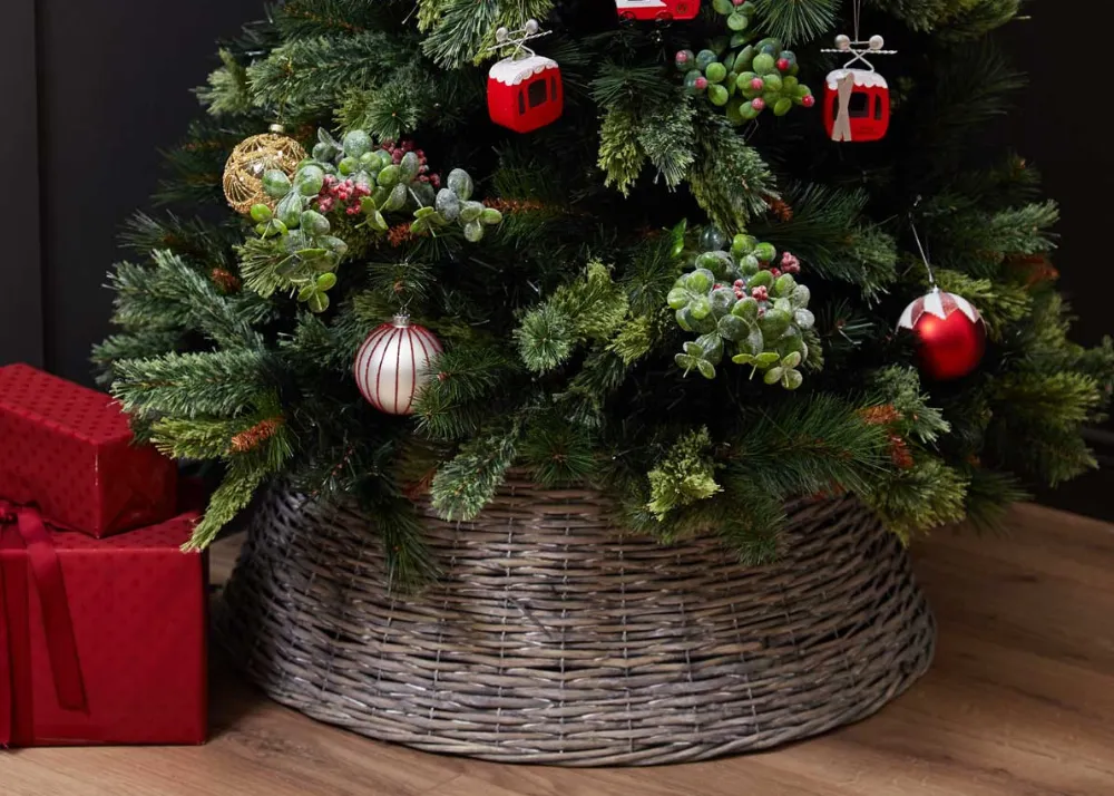 How to make a wicker Christmas tree skirt using a basket?