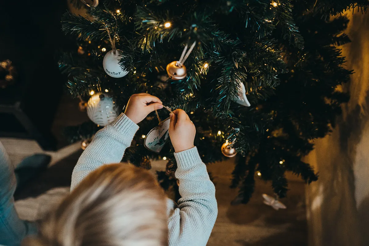 How to take DIY Christmas photos around your tree - Rachel Jane