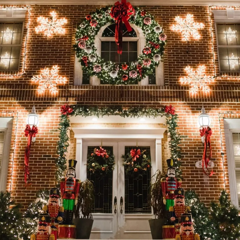 How to Visit Dyker Heights Christmas lights in NYC - Hellotickets
