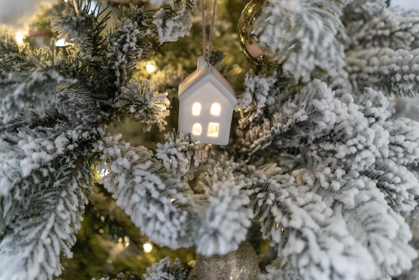 How We Decorated Our Christmas Tree - The Fancy Things