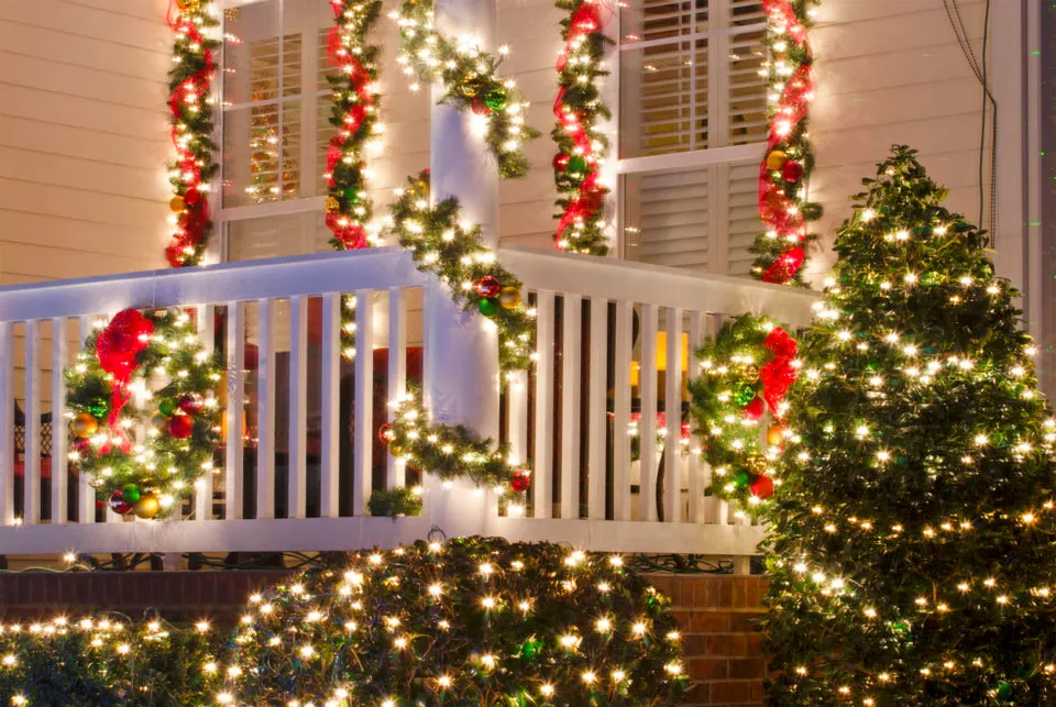 Light Up Your Yard This Holiday Season - Berglund Cars