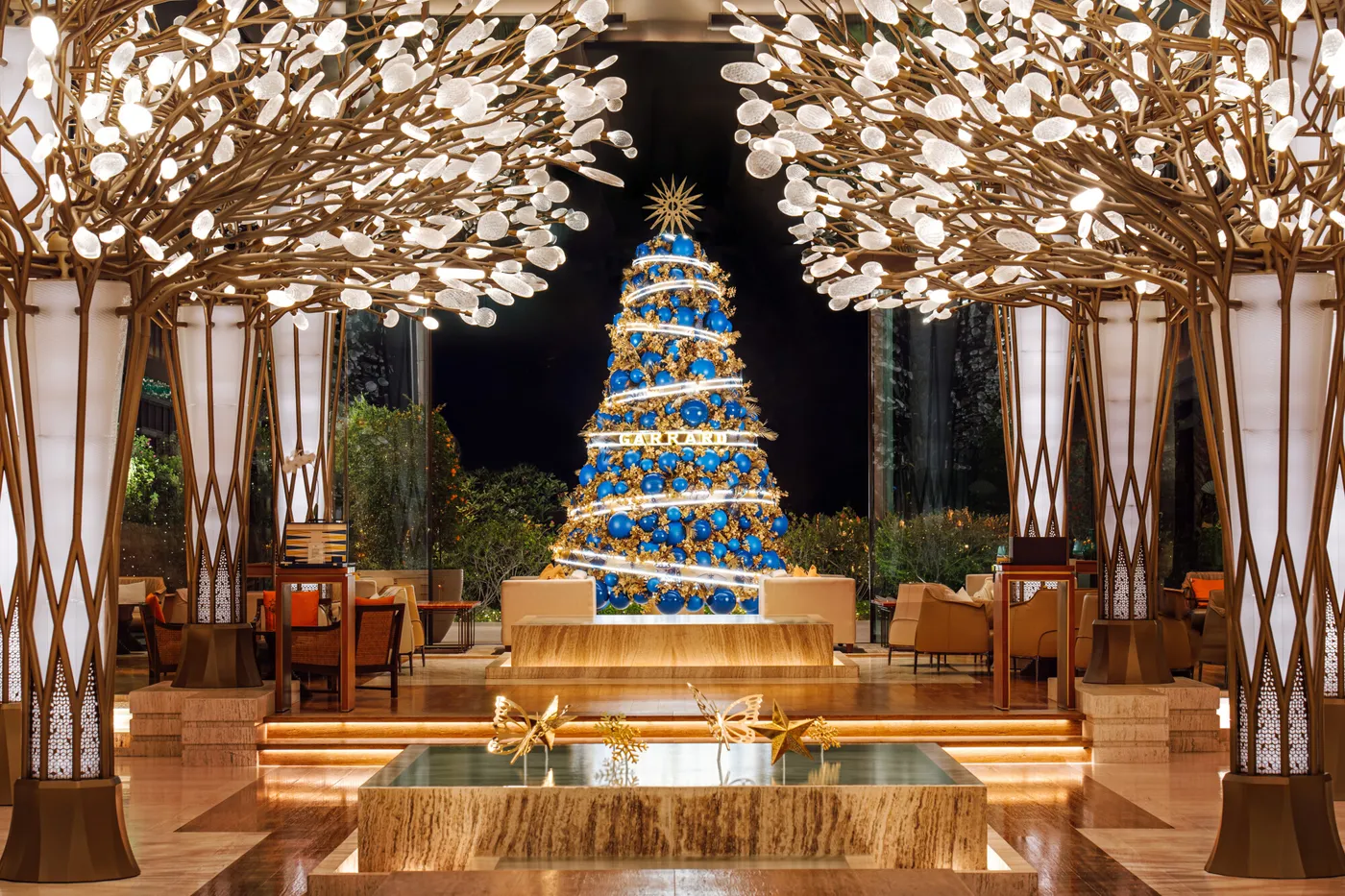 Mandarin Oriental Jumeira, Dubai and Garrard Unveil an Enchanted Sapphire-Inspired Christmas Tree - Mandarin Oriental - Media Centre