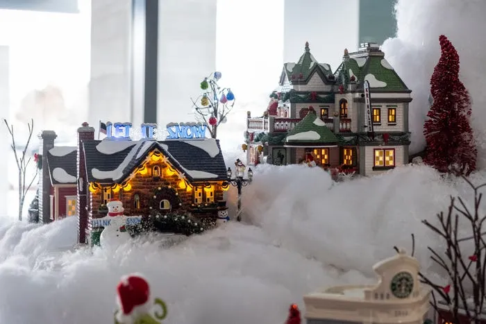 McLaren Port Huron Christmas train display begins operation