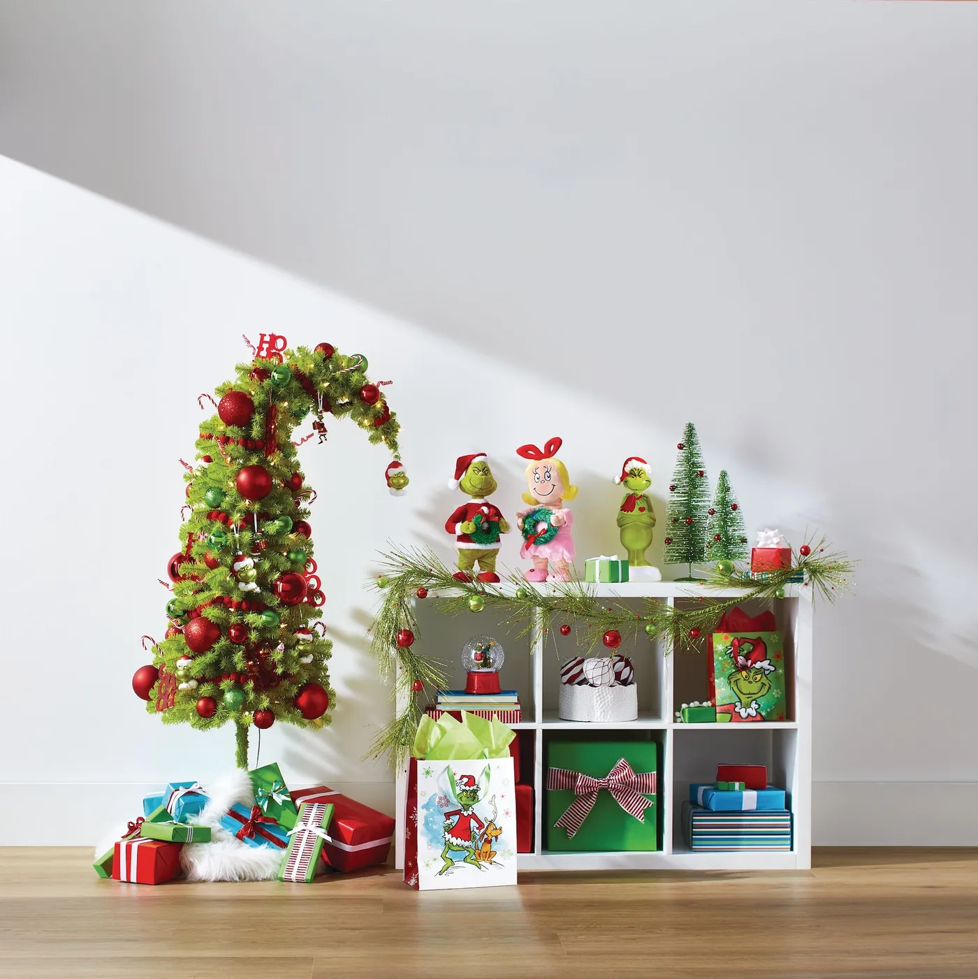 Musical Side Stepper Christmas Grinch Table Top Decor with Wreath, 13-in | Party City
