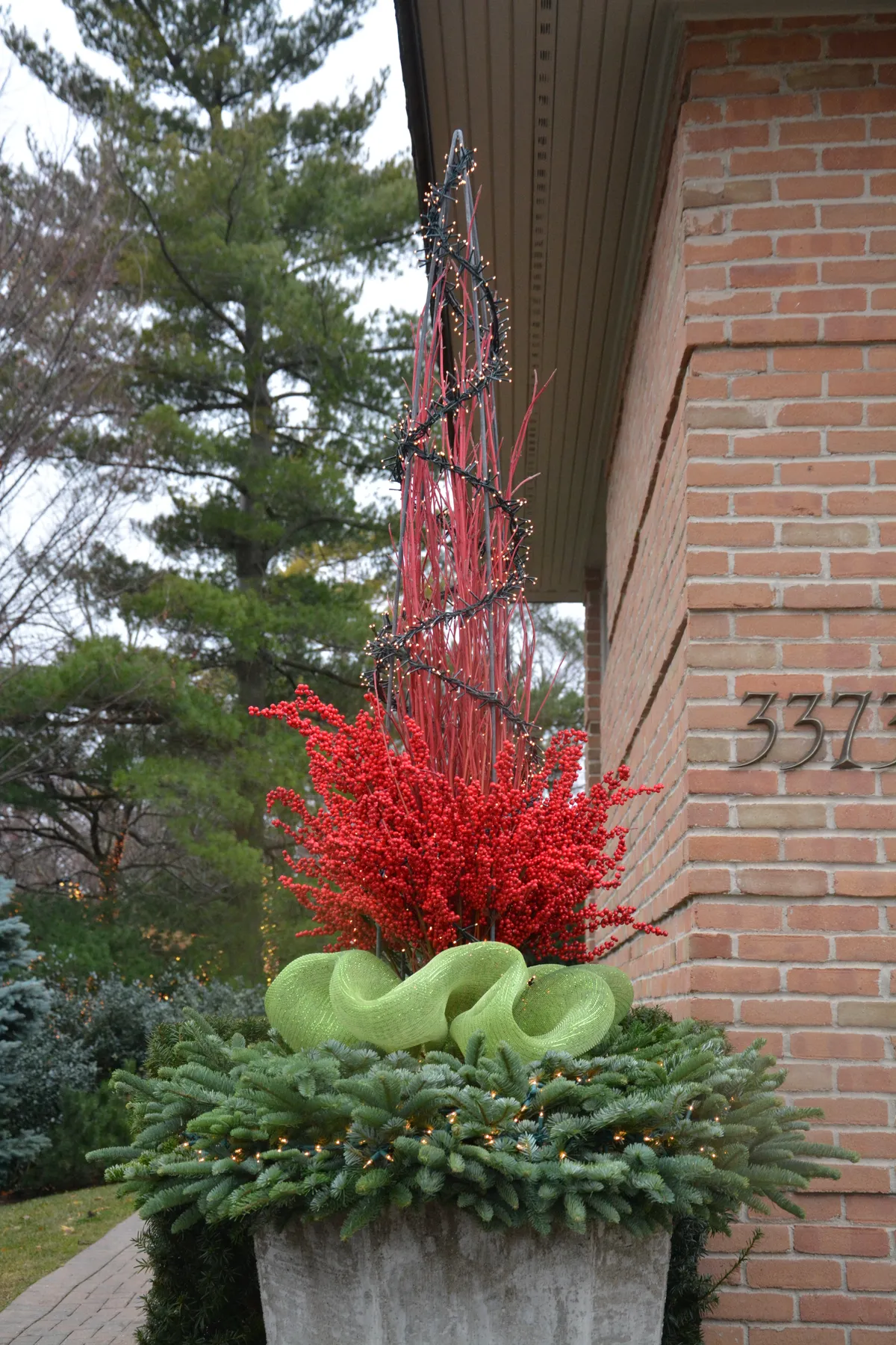outdoor Christmas decorating | Deborah Silver & Co.