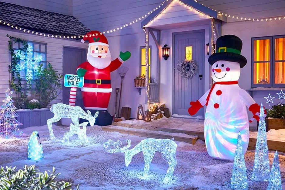 Outdoor Christmas decorating ideas | loveproperty.com