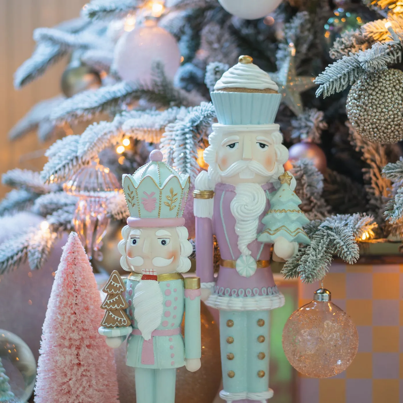 Pastel nutcracker 45cm polyresin | It's all about Christmas
