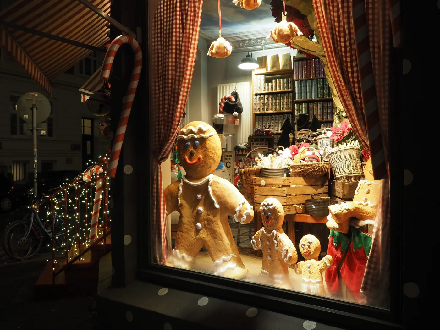 Picture of a Christmas window display - Imageco