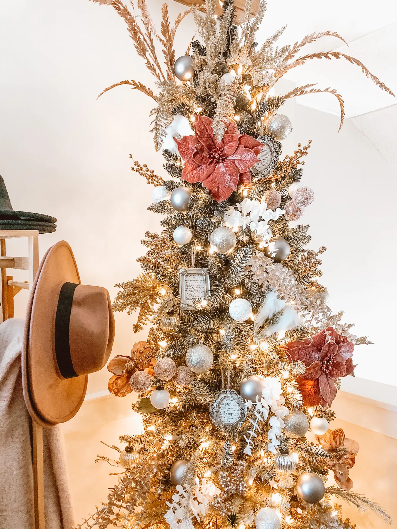 Pretty in pink Christmas - Farmhouse Chic Blog