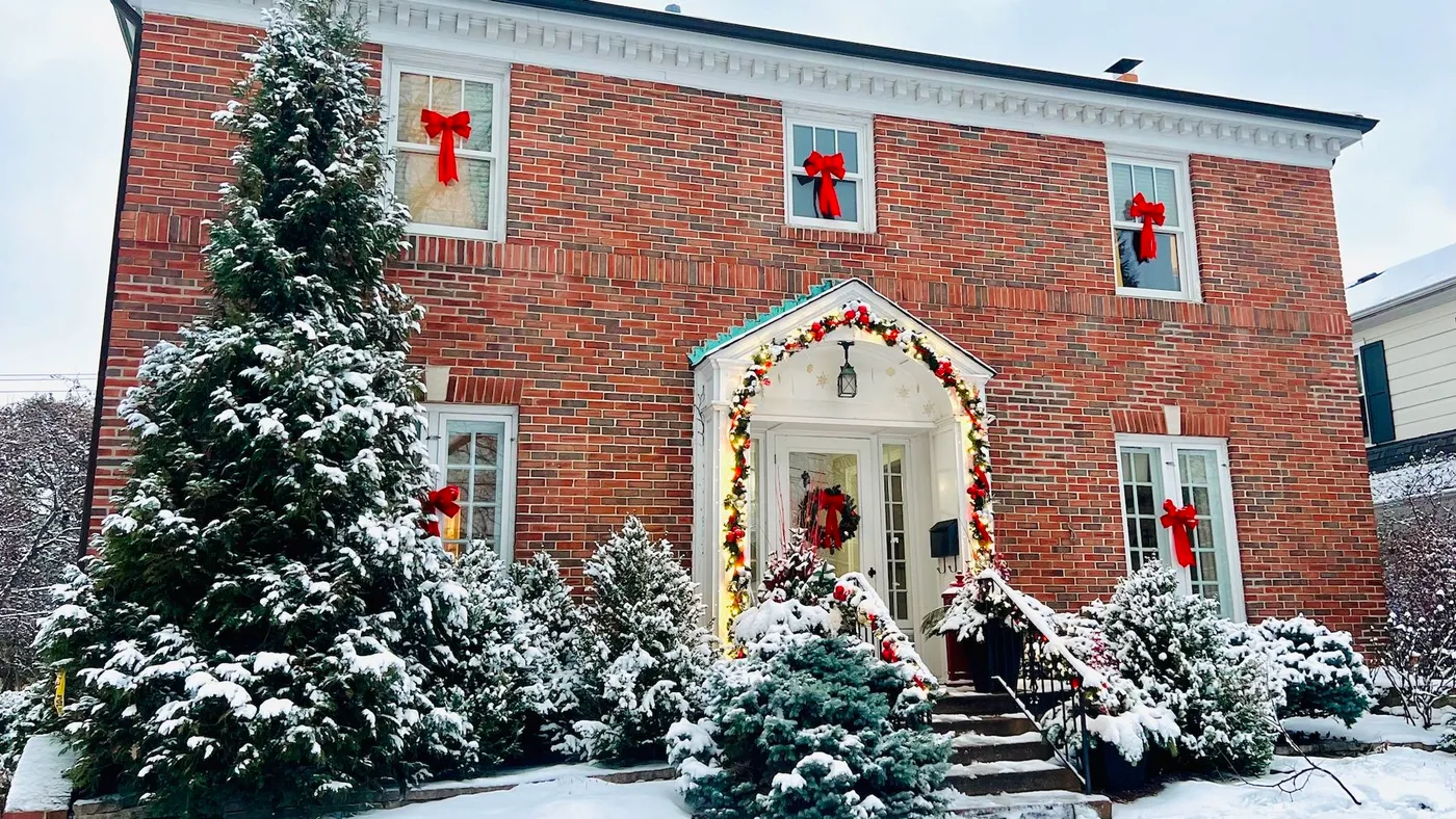 Professional holiday decorators take stress off Chicago homeowners - Axios  Chicago