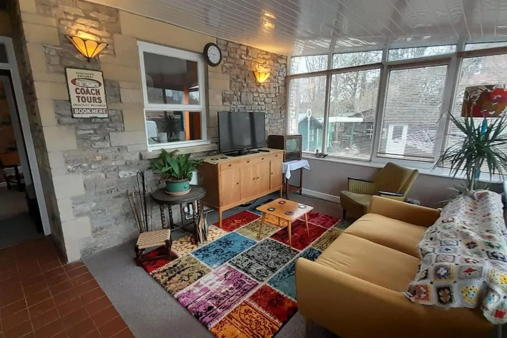 Quirky mid century themed holiday home, Shepton Mallet (updated prices 2027)