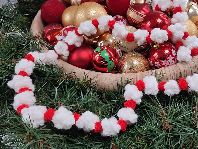 Ravelry: Christmas Popcorn & Berry Garland pattern by Crafting Happiness