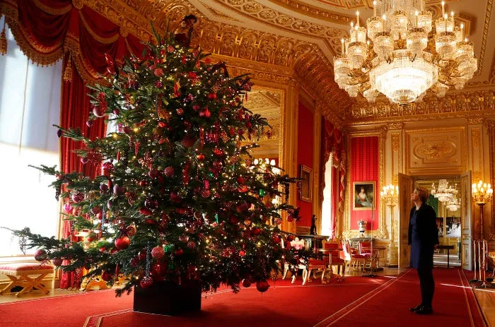 Royal Family Reveals Buckingham Palace Christmas Decorations for 2018 -  Business Insider