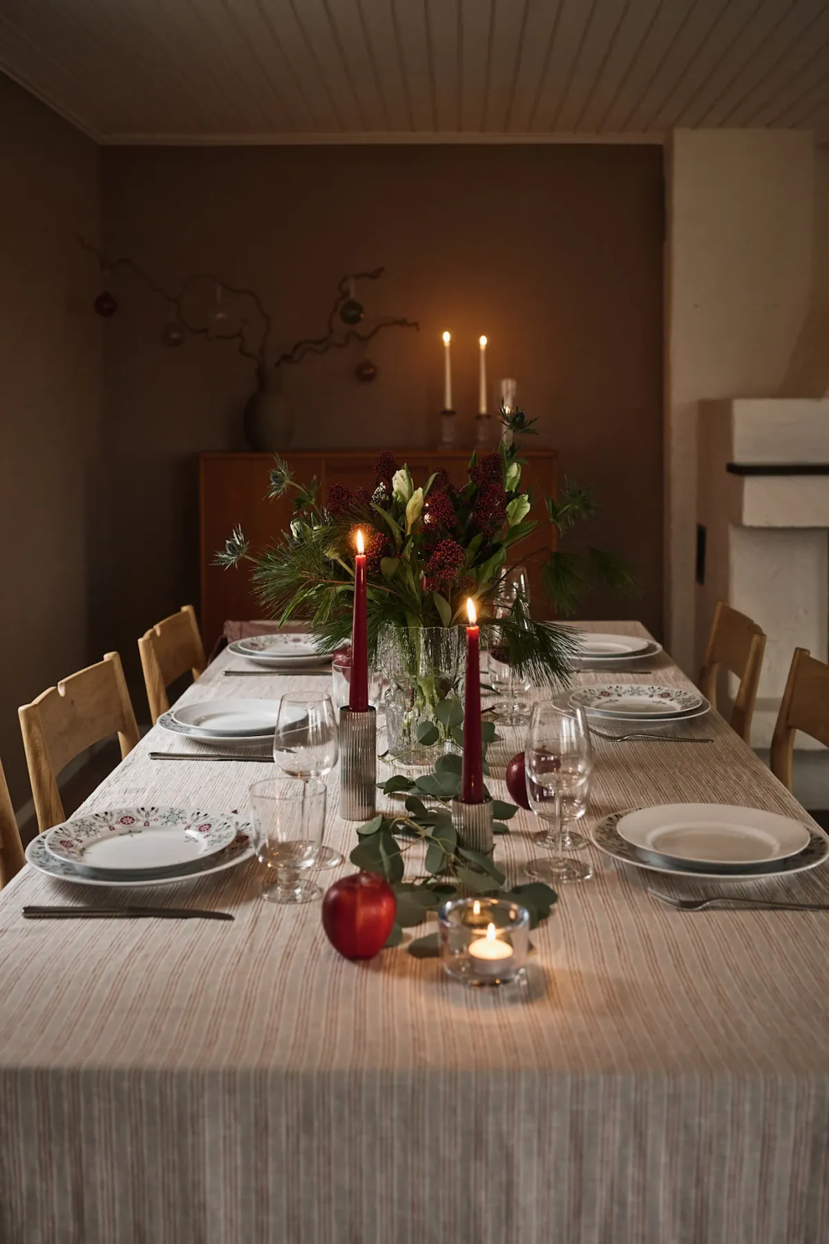 Scandinavian Christmas table setting ideas with a festive touch