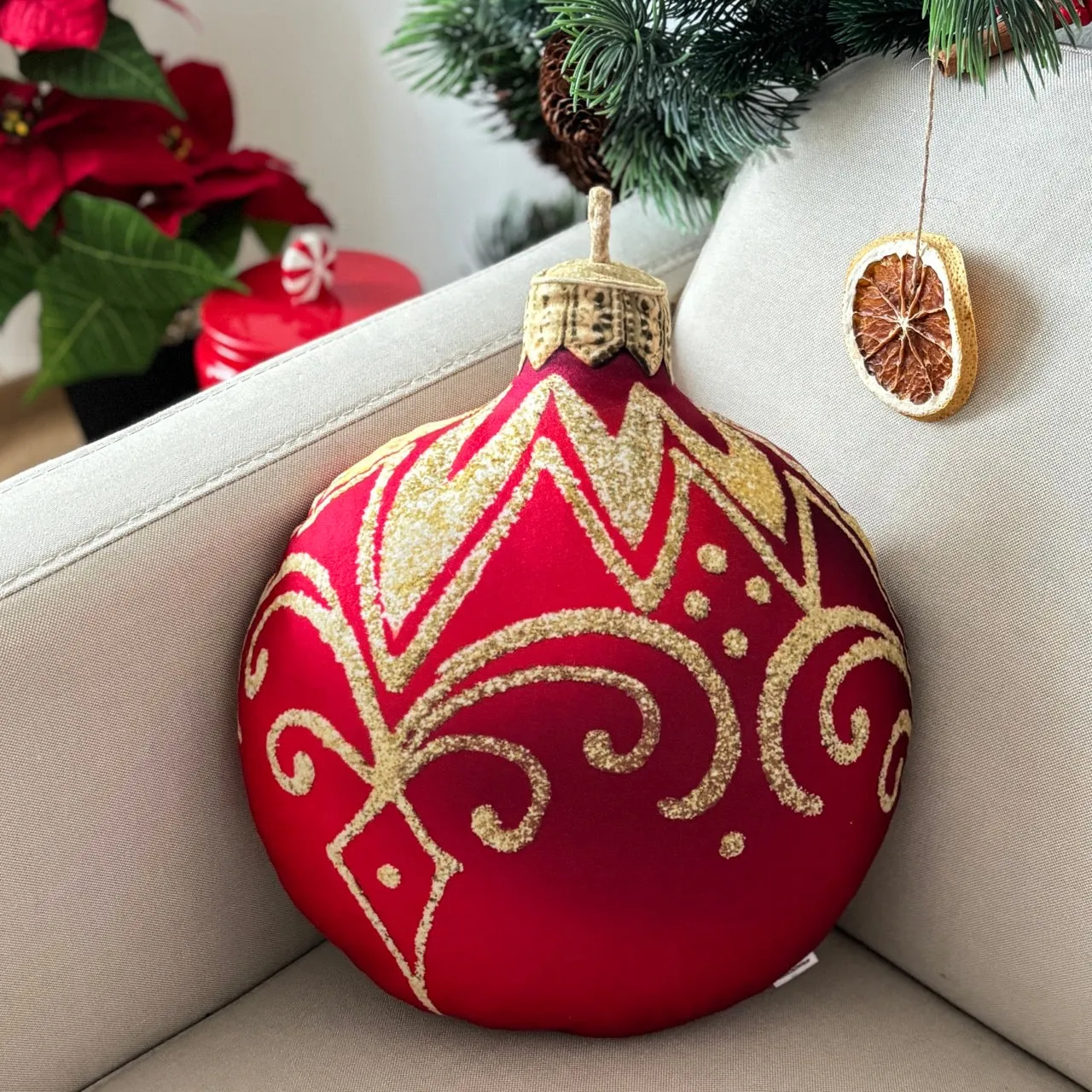 Set of red Christmas bauble cushions, large and small – Enjoy Pillows