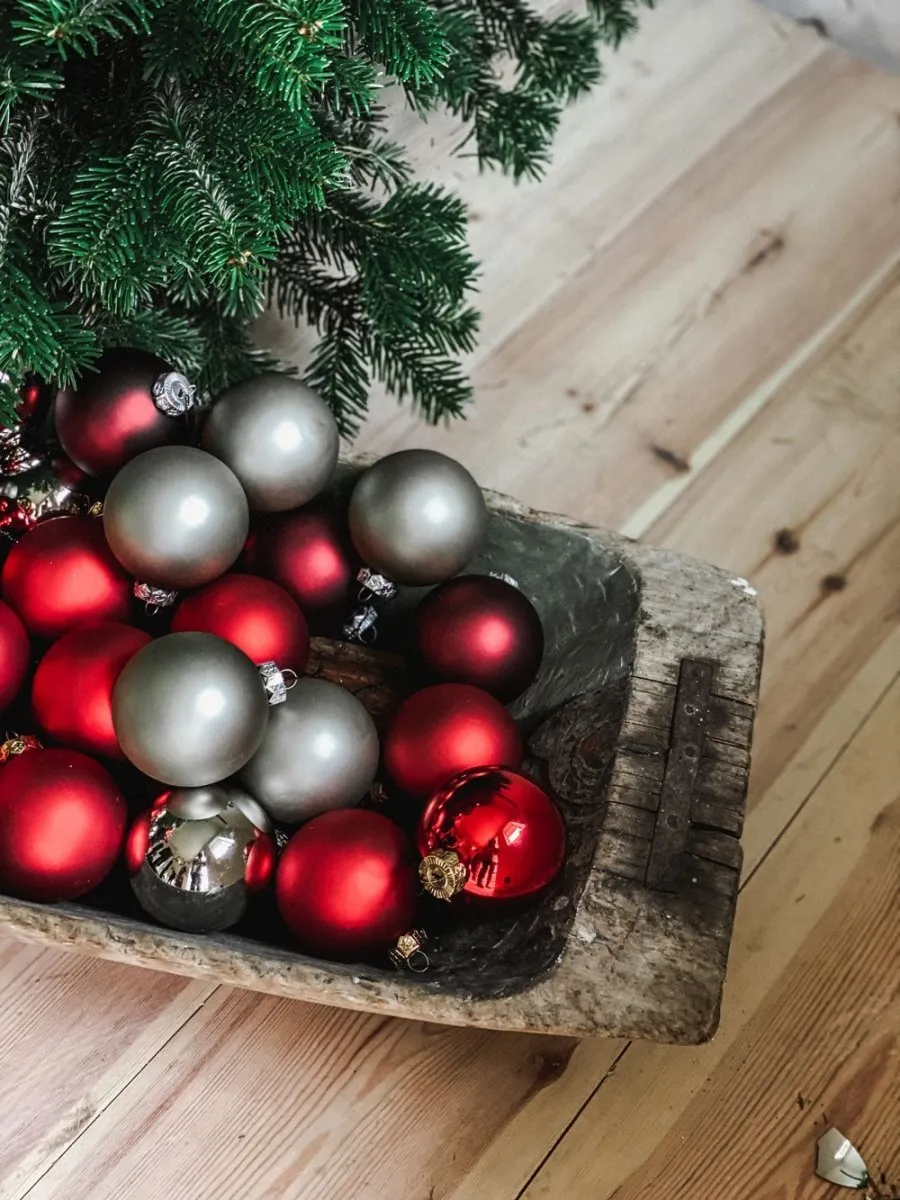 Silver Christmas Balls in 16-Pack - Shiny and Matt Finish