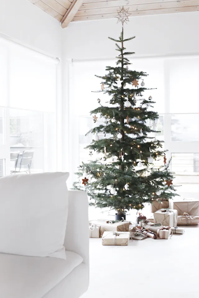 Simple Scandinavian Christmas Tree Decorating Inspiration