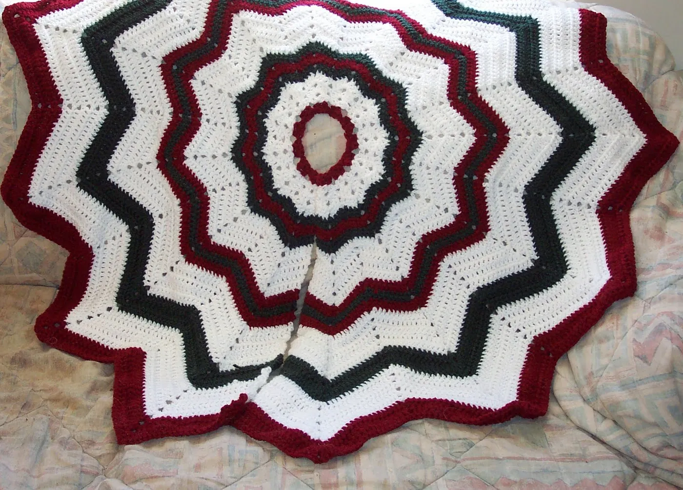 SmoothFox Crochet and Knit: SmoothFox's Christmas Tree Skirt - Free Pattern