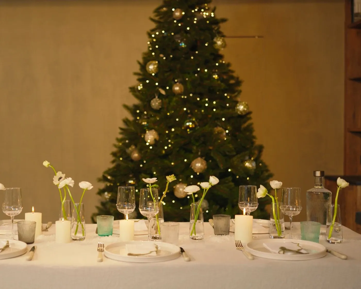 Table Styling with Paveau: Timeless Winter Setting with a Festive Touc