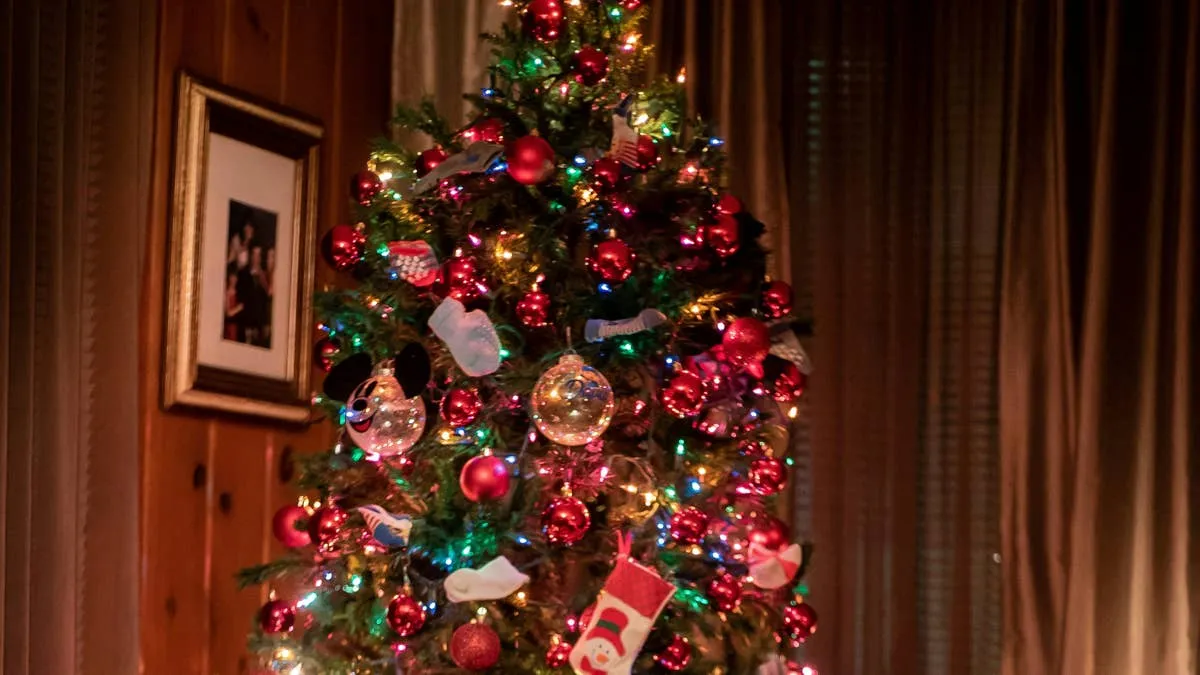 Tacky Christmas Aesthetic: How to Achieve the Holiday Aesthetic and Keep It  Classy - Dengarden