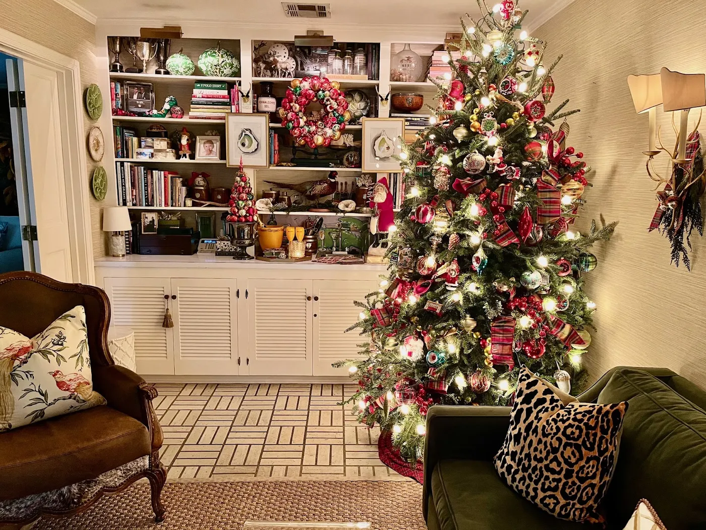 The Uptown Acorn: It's Looking A Lot Like Christmas {Vintage Baubles-  Wreath & Tree}