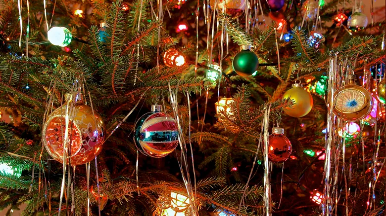 This Decades-Old Christmas Decor Trend Is Making A Nostalgic Comeback In  Today's Homes