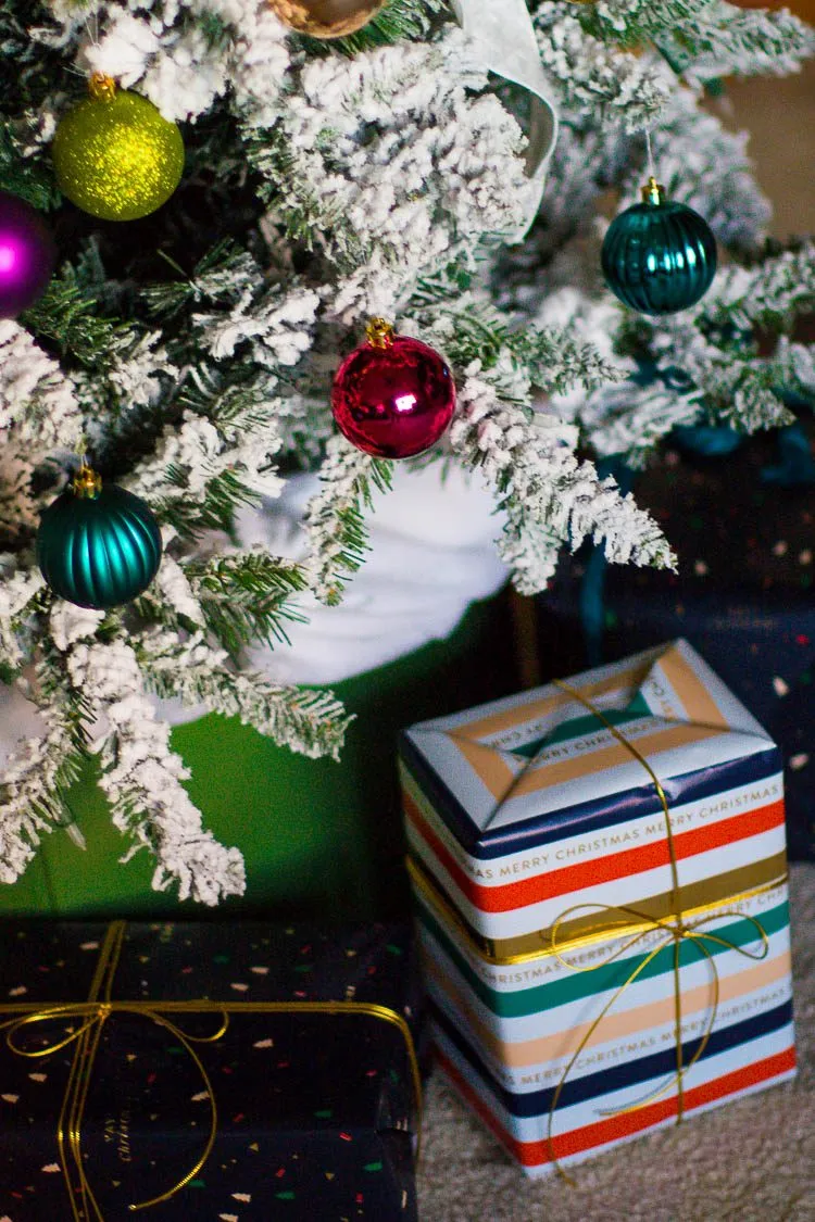 Thrifty And Colorful Christmas Decor Ideas In The Living Room - Small Stuff  Counts