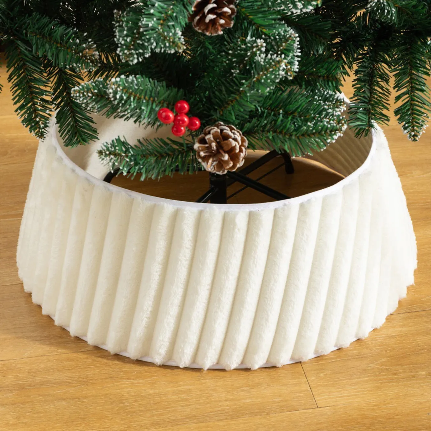 Vaidha Christmas Tree Skirt | Plush Pattern Design | 60x40cm White & Red Fabric  Tree Collar | Protective Floor Apron for Holiday Gifts & Decorations -  Walmart.ca