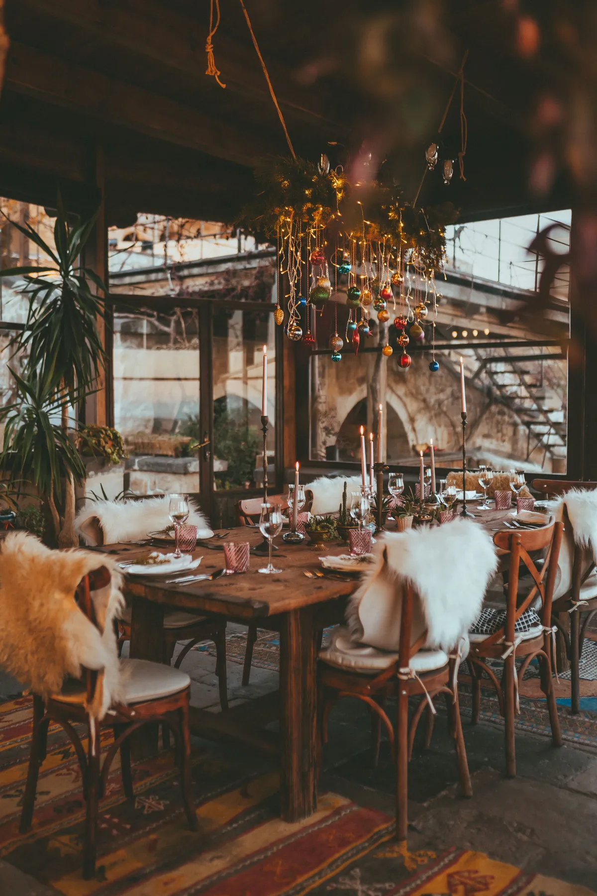 Warm and rustic Christmas dining room setup in Nevşehir, Türkiye, with festive decor.