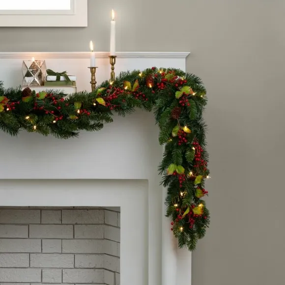 Winterberry and Greenery 72 Pre_Lit Christmas Garland