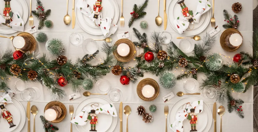 Zone, above all, is a store that sells decorative accessories, particularly  basic items for the home (lamps, furniture, mirrors, curtains, kitchen and  bathroom accessories, etc.) and also offers sev